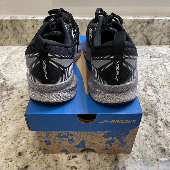 NWT Women's Brooks Levitate 6 Black/Blackened Pearl Running Sneaker (Size 7.5) - Picture 7 of 11